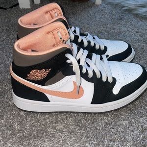Women’s Jordan’s mid size 8.5 •(not taking any offers lower then price listed)•